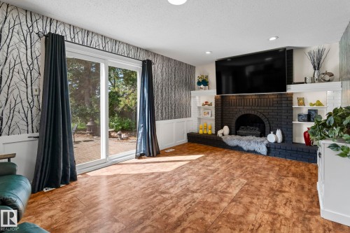 4111 131 Avenue Nw, Edmonton, AB - Indoor Photo Showing Living Room With Fireplace