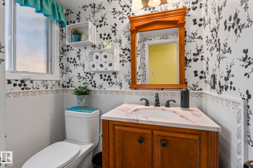 4111 131 Avenue Nw, Edmonton, AB - Indoor Photo Showing Bathroom