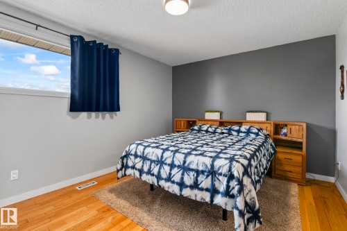 4111 131 Avenue Nw, Edmonton, AB - Indoor Photo Showing Bedroom