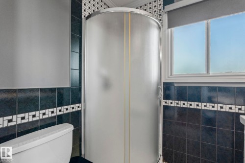 4111 131 Avenue Nw, Edmonton, AB - Indoor Photo Showing Bathroom