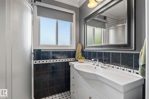 4111 131 Avenue Nw, Edmonton, AB - Indoor Photo Showing Bathroom