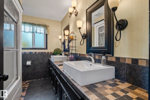 4111 131 Avenue Nw, Edmonton, AB - Indoor Photo Showing Bathroom