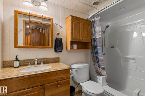4111 131 Avenue Nw, Edmonton, AB - Indoor Photo Showing Bathroom