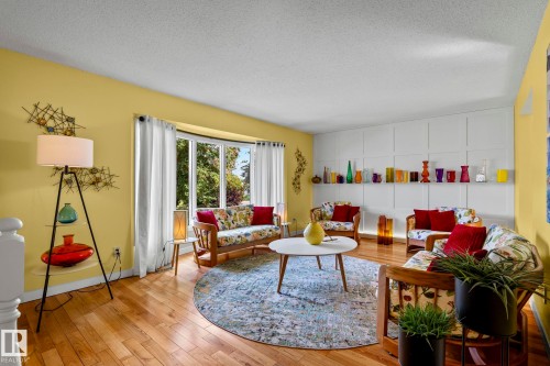 4111 131 Avenue Nw, Edmonton, AB - Indoor Photo Showing Living Room