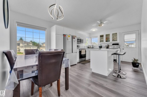 916 Jordan Crescent Nw, Edmonton, AB - Indoor Photo Showing Dining Room