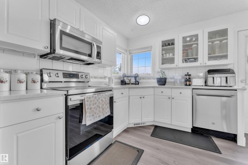 916 Jordan Crescent Nw, Edmonton, AB - Indoor Photo Showing Kitchen