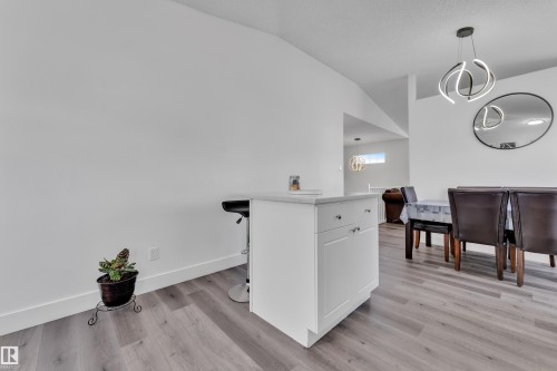 916 Jordan Crescent Nw, Edmonton, AB - Indoor Photo Showing Dining Room