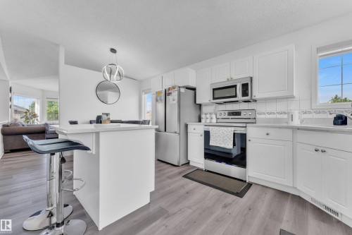916 Jordan Crescent Nw, Edmonton, AB - Indoor Photo Showing Kitchen