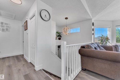 916 Jordan Crescent Nw, Edmonton, AB - Indoor