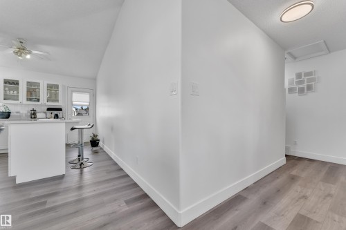 916 Jordan Crescent Nw, Edmonton, AB - Indoor