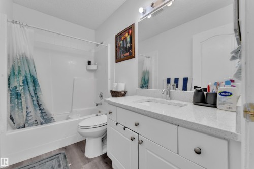 916 Jordan Crescent Nw, Edmonton, AB - Indoor Photo Showing Bathroom