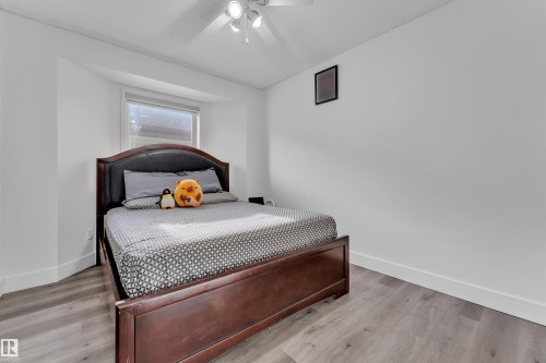 916 Jordan Crescent Nw, Edmonton, AB - Indoor Photo Showing Bedroom