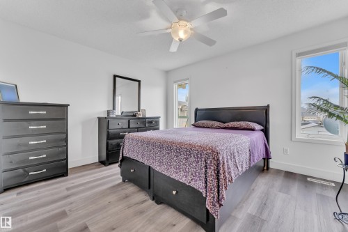 916 Jordan Crescent Nw, Edmonton, AB - Indoor Photo Showing Bedroom