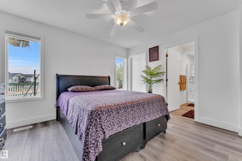 916 Jordan Crescent Nw, Edmonton, AB - Indoor Photo Showing Bedroom