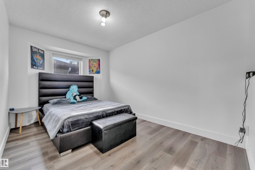 916 Jordan Crescent Nw, Edmonton, AB - Indoor Photo Showing Bedroom
