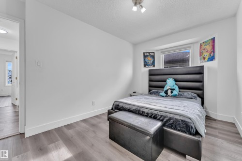 916 Jordan Crescent Nw, Edmonton, AB - Indoor Photo Showing Bedroom