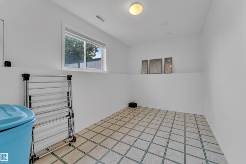 916 Jordan Crescent Nw, Edmonton, AB - Indoor