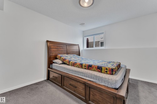 916 Jordan Crescent Nw, Edmonton, AB - Indoor Photo Showing Bedroom