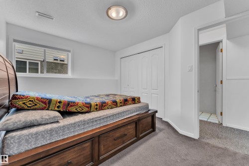 916 Jordan Crescent Nw, Edmonton, AB - Indoor Photo Showing Bedroom