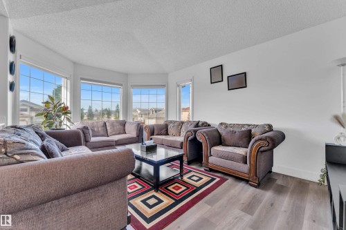 916 Jordan Crescent Nw, Edmonton, AB - Indoor Photo Showing Living Room