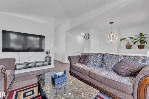 916 Jordan Crescent Nw, Edmonton, AB - Indoor Photo Showing Living Room