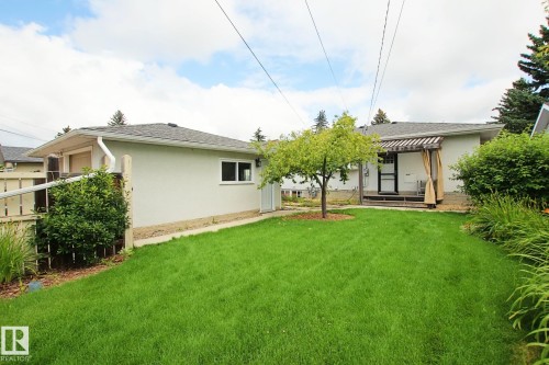 Expansive green lawn with a mature central tree - 5712 113B Street Nw, Edmonton, AB - Outdoor With Deck Patio Veranda