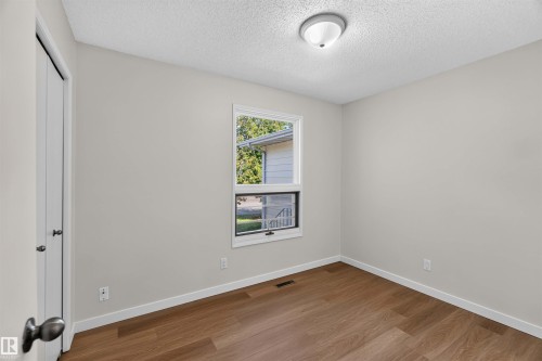 Neutral wall paint - 14725 43A Avenue Nw, Edmonton, AB - Indoor Photo Showing Other Room