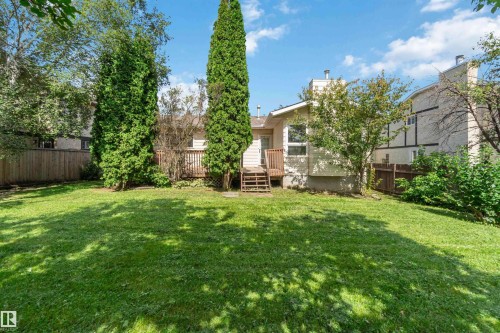 Expansive lawn area, wood deck, privacy fencing, and mature landscaping - 14725 43A Avenue Nw, Edmonton, AB - Outdoor