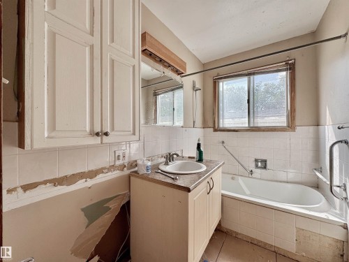 6209 106 Street Nw, Edmonton, AB - Indoor