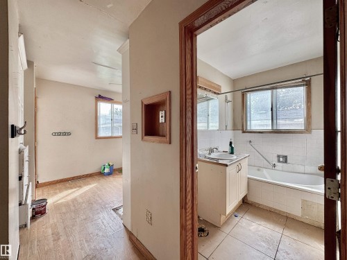4pce Main Floor Bathroom - 6209 106 Street Nw, Edmonton, AB - Indoor