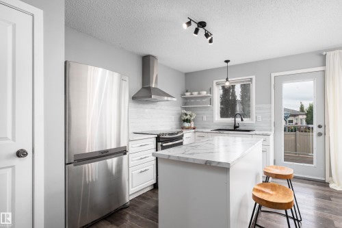 #12 320 Spruce Ridge Rd, Spruce Grove, AB - Indoor Photo Showing Kitchen With Upgraded Kitchen