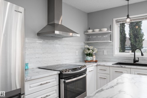 #12 320 Spruce Ridge Rd, Spruce Grove, AB - Indoor Photo Showing Kitchen With Upgraded Kitchen