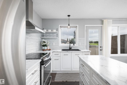 #12 320 Spruce Ridge Rd, Spruce Grove, AB - Indoor Photo Showing Kitchen With Upgraded Kitchen