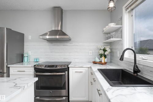 #12 320 Spruce Ridge Rd, Spruce Grove, AB - Indoor Photo Showing Kitchen With Upgraded Kitchen