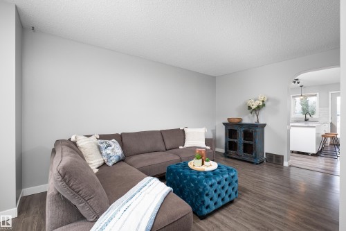 #12 320 Spruce Ridge Rd, Spruce Grove, AB - Indoor Photo Showing Living Room