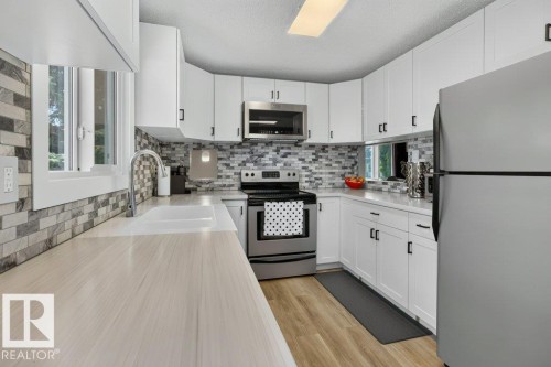 4624 36 Avenue Nw, Edmonton, AB - Indoor Photo Showing Kitchen With Upgraded Kitchen