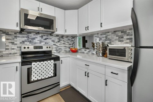 4624 36 Avenue Nw, Edmonton, AB - Indoor Photo Showing Kitchen With Upgraded Kitchen