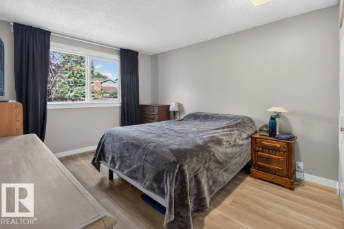 4624 36 Avenue Nw, Edmonton, AB - Indoor Photo Showing Bedroom