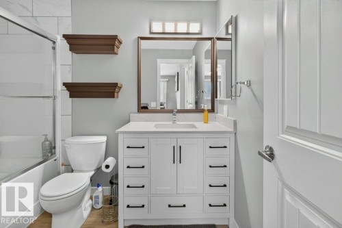 4624 36 Avenue Nw, Edmonton, AB - Indoor Photo Showing Bathroom