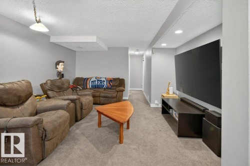 4624 36 Avenue Nw, Edmonton, AB - Indoor Photo Showing Living Room