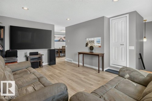 4624 36 Avenue Nw, Edmonton, AB - Indoor Photo Showing Living Room