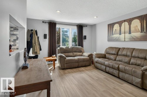 4624 36 Avenue Nw, Edmonton, AB - Indoor Photo Showing Living Room