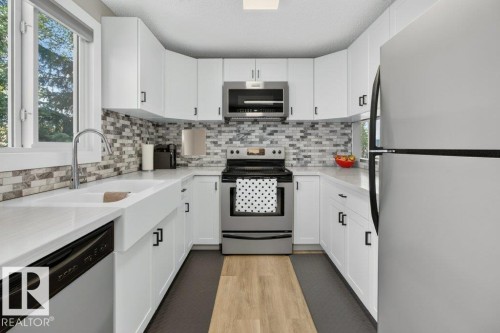 4624 36 Avenue Nw, Edmonton, AB - Indoor Photo Showing Kitchen With Upgraded Kitchen