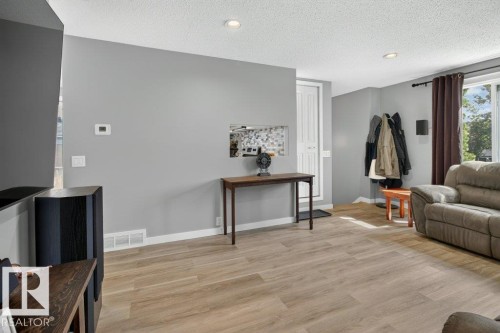 4624 36 Avenue Nw, Edmonton, AB - Indoor Photo Showing Living Room