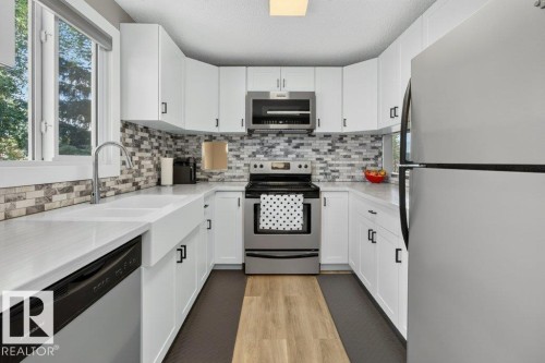 4624 36 Avenue Nw, Edmonton, AB - Indoor Photo Showing Kitchen With Upgraded Kitchen