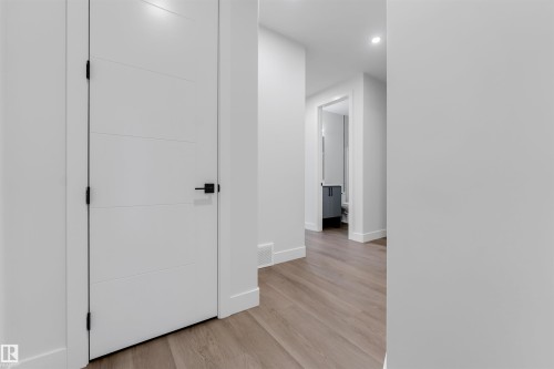 7023 177 Avenue Nw, Edmonton, AB - Indoor Photo Showing Other Room
