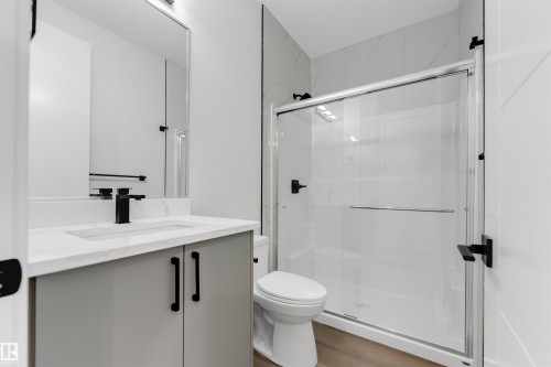 7023 177 Avenue Nw, Edmonton, AB - Indoor Photo Showing Bathroom