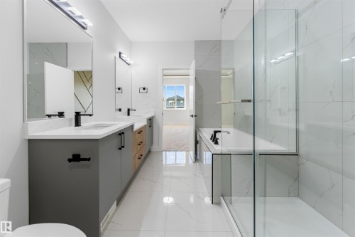 7023 177 Avenue Nw, Edmonton, AB - Indoor Photo Showing Bathroom
