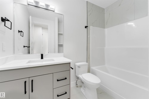 7023 177 Avenue Nw, Edmonton, AB - Indoor Photo Showing Bathroom