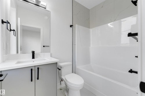 7023 177 Avenue Nw, Edmonton, AB - Indoor Photo Showing Bathroom
